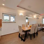 Exclusive Okrug Gornji With Shared Pool - Two Bedroom With Shared Pool Апартаменты *