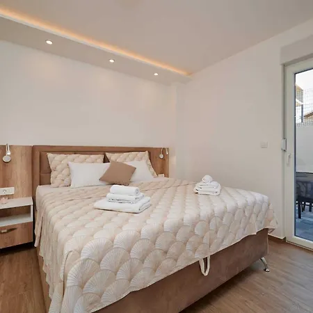 Exclusive Okrug Gornji With Shared Pool - Two Bedroom With Shared Pool Apartament