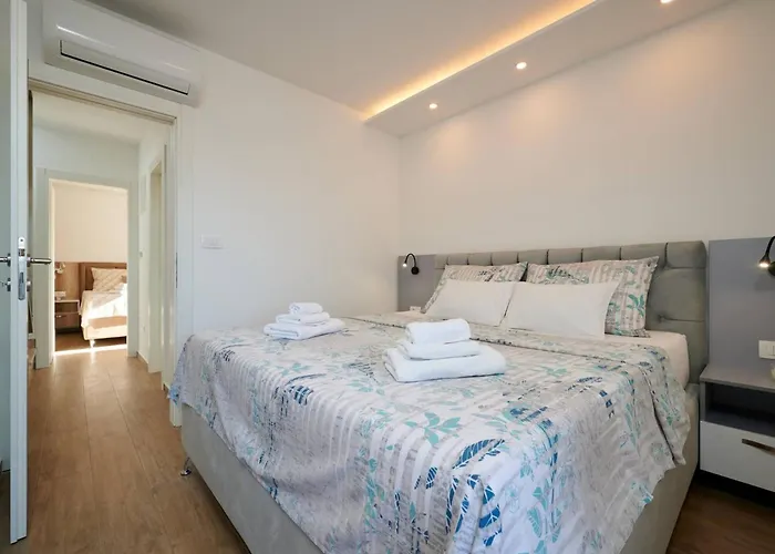 Exclusive Okrug Gornji With Shared Pool - Two Bedroom With Shared Pool Apartament