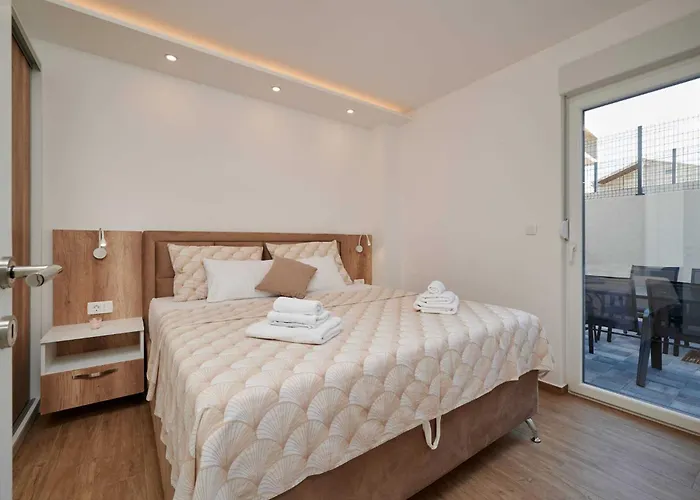 Exclusive Okrug Gornji With Shared Pool - Two Bedroom With Shared Pool Apartament