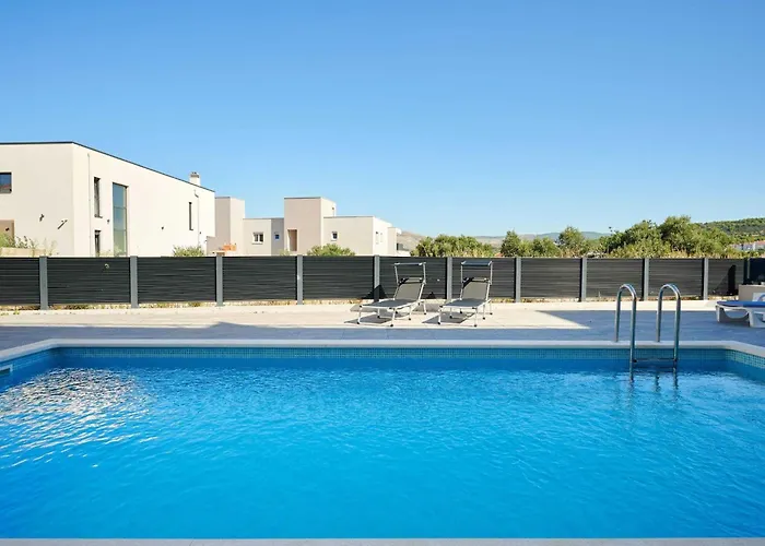 Exclusive Okrug Gornji With Shared Pool - Two Bedroom With Shared Pool Apartament