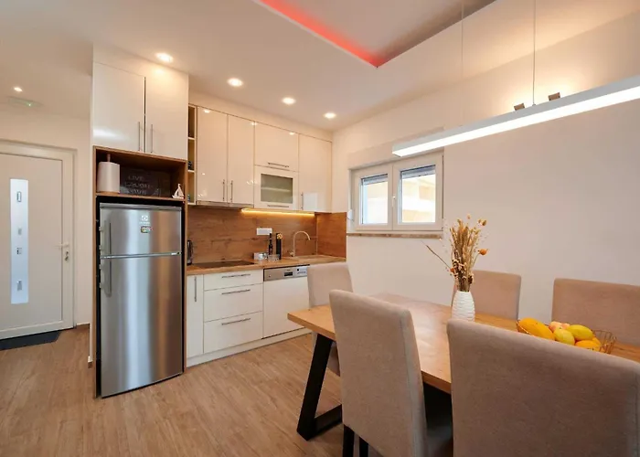 Exclusive Okrug Gornji With Shared Pool - Two Bedroom With Shared Pool Apartament
