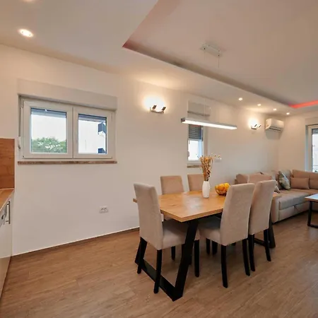 Exclusive Okrug Gornji With Shared Pool - Two Bedroom With Shared Pool Apartment *