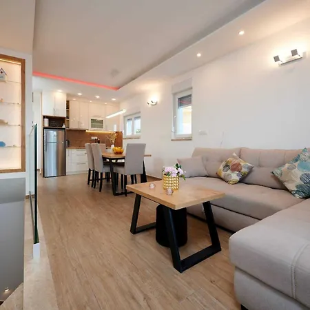 Exclusive Okrug Gornji With Shared Pool - Two Bedroom With Shared Pool Appartement Trogir